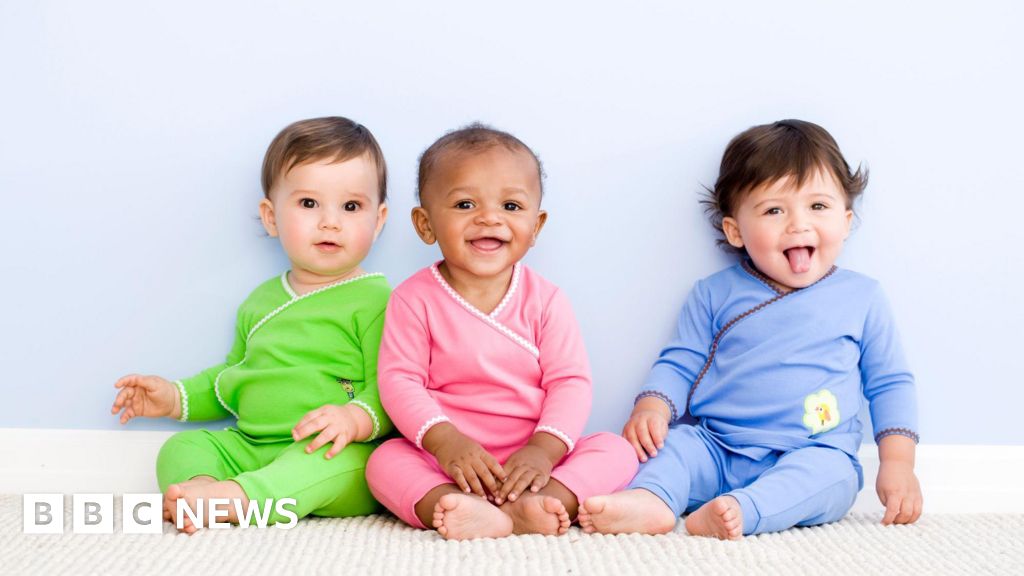 Hourglass with increasing lifespan bars and UK flag