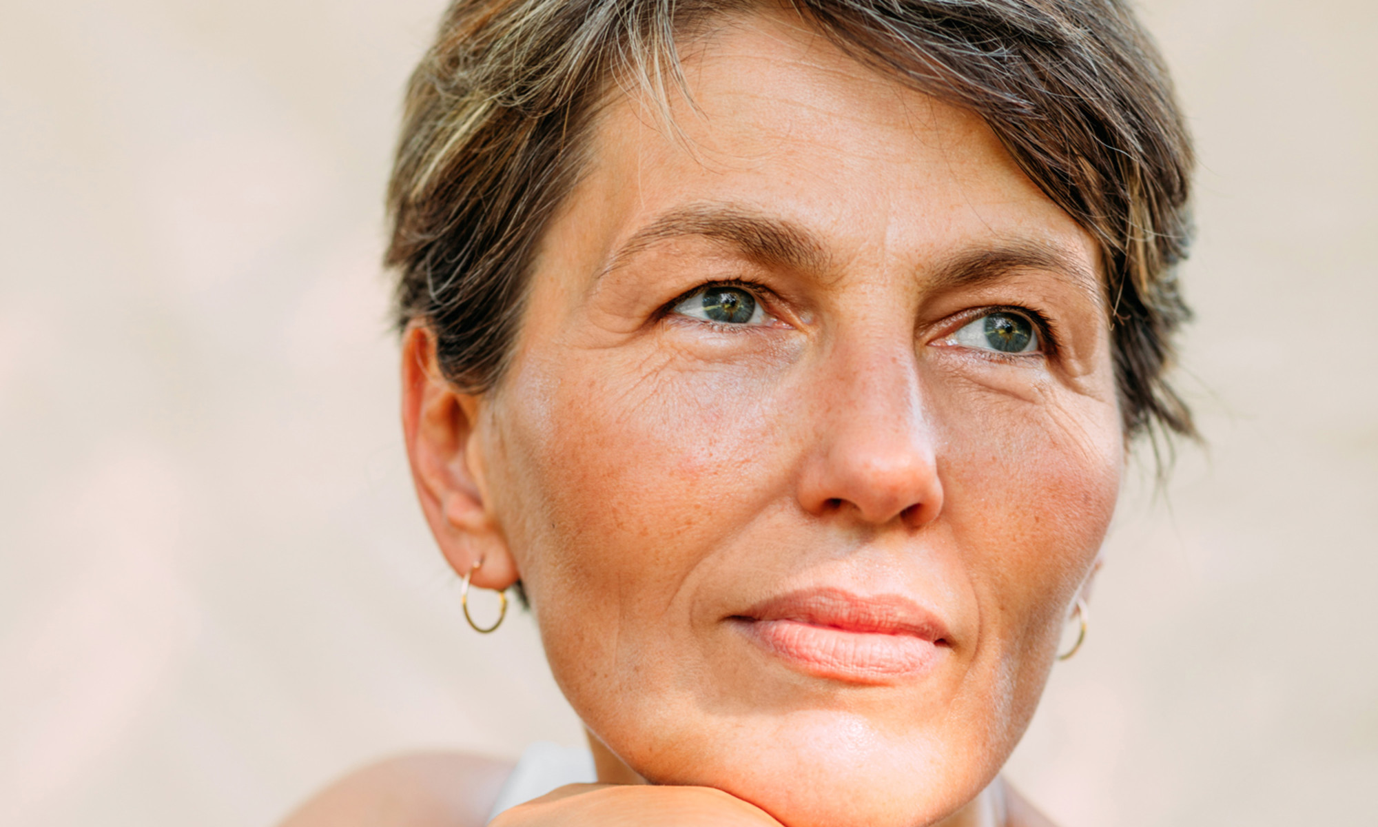 A DNA strand forming the shape of an hourglass, symbolizing biological aging